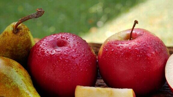 新鲜的苹果和梨与水滴
