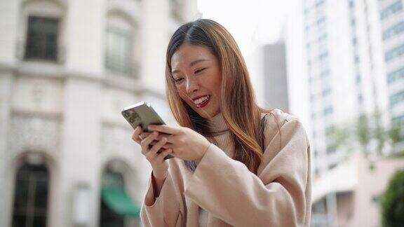 亚洲女性在城市使用智能手机