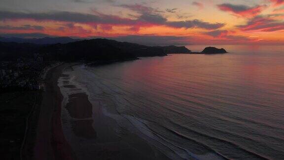 日落时的海滩鸟瞰图