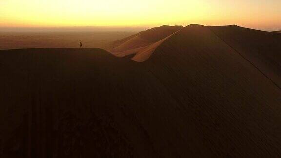 独自一人在纳米比亚沙漠