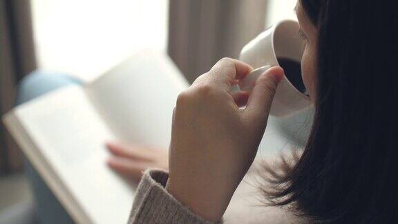 女人在家里放松的时候看书喝咖啡