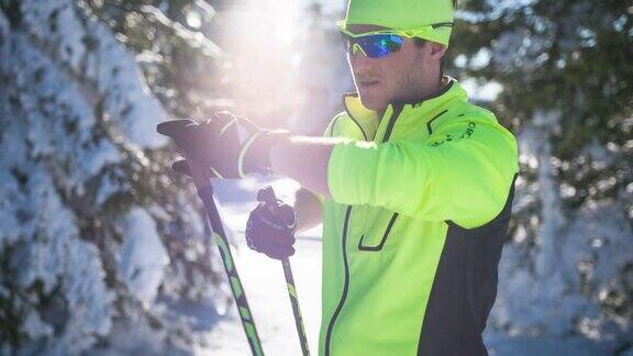 男运动员在冬季景观查看智能手表