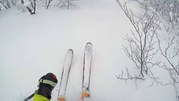 一名偏远地区的滑雪者在山坡上滑雪