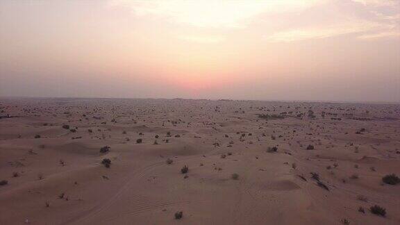 在日落时飞过沙漠