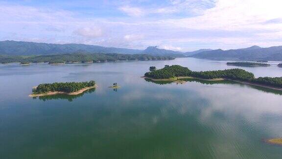 清晨鸟瞰湖中美丽的热带绿岛
