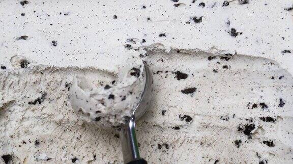 巧克力碎冰淇淋从桶里舀出来变成一个球
