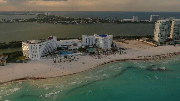墨西哥坎昆的酒店和海滩鸟瞰图