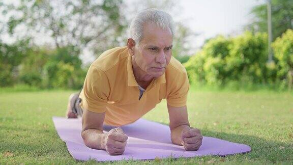 印度老年男性健身爱好者早上做平板支撑运动