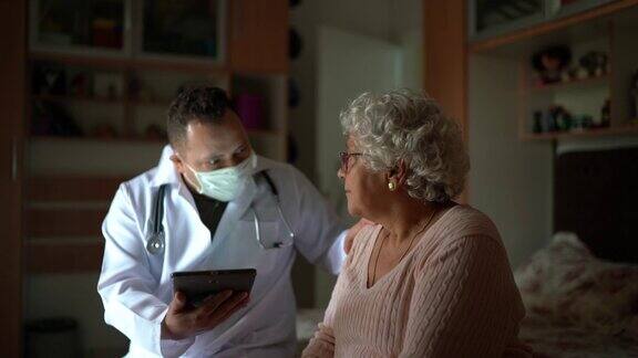 家访期间的健康访视员和一名老年妇女