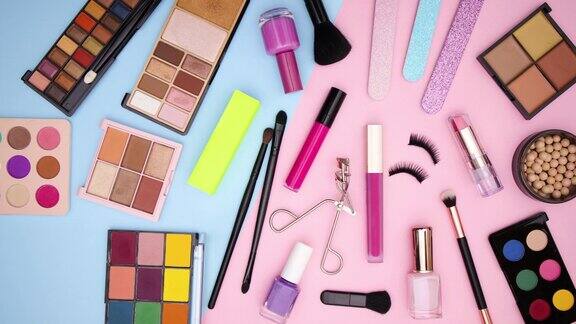 化妆调色板和产品从右到左出现在粉彩背景-停止运动