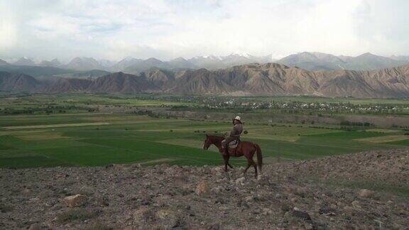 吉尔吉斯斯坦草原上骑马的鹰猎人