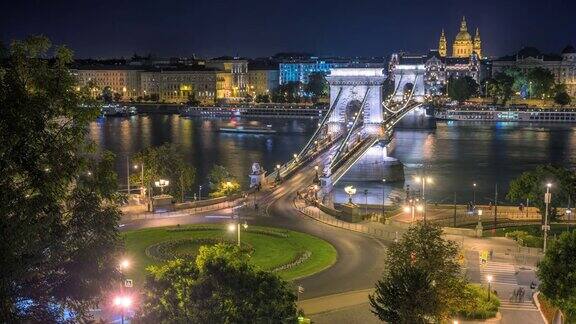 布达佩斯城市的与圣斯蒂芬大教堂和多瑙河上的链桥日以继夜匈牙利布达佩斯