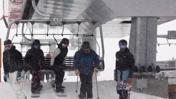 一组滑雪者和滑雪板退出滑雪缆车在山顶附近的埃尔多拉滑雪度假村科罗拉多州在一个下雪的阴天的冬天