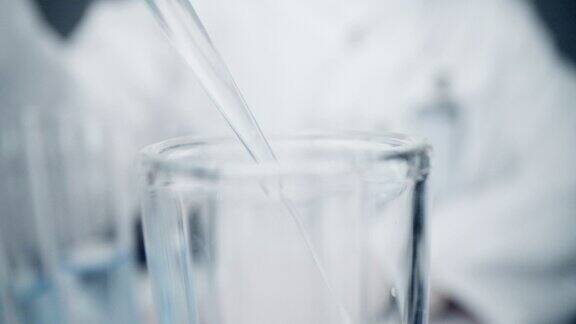 科学家在研究实验室使用移液管