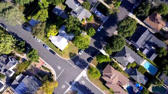住宅小区房屋和树木的天线