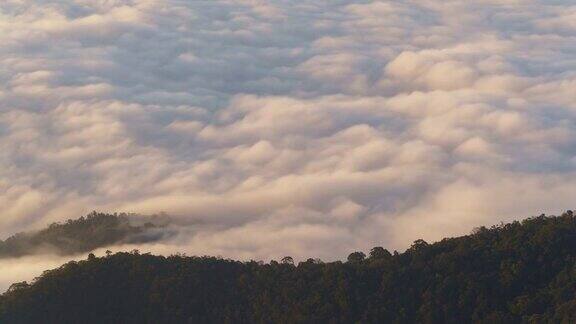 4k时间间隔清晨雾和山的鸟瞰图