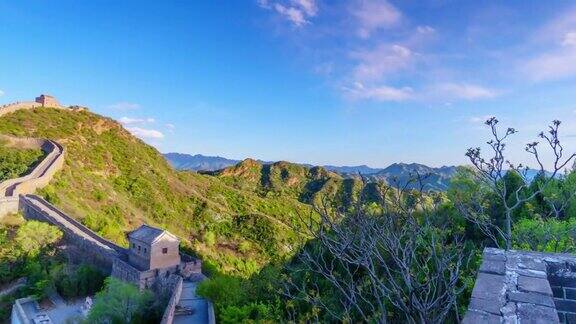 中国的长城是在风景秀丽的山上春天的自然风光很美平移镜头(延时)