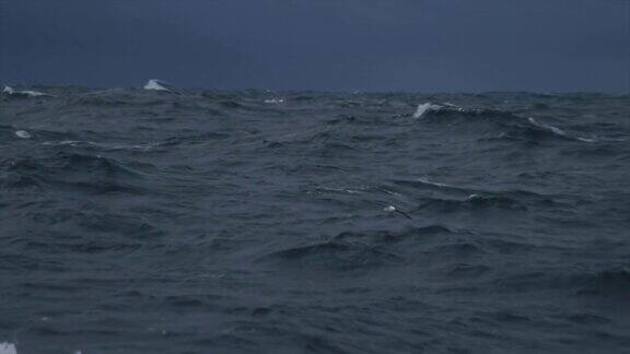 从一艘船的舷窗在暴风雨的海上