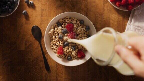 把杏仁牛奶倒在早餐麦片上