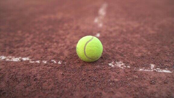 网球是躺在了网球场