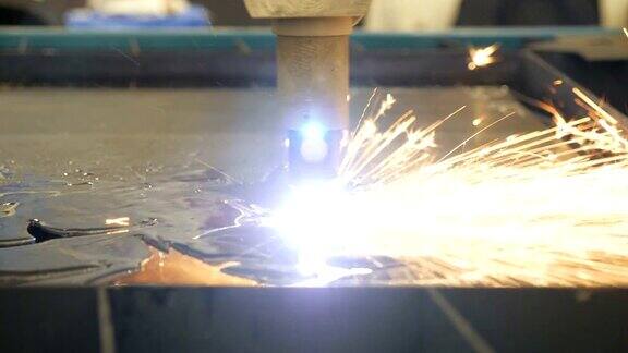 减少金属板自动化的过程铁器自动化工作近距离的火花