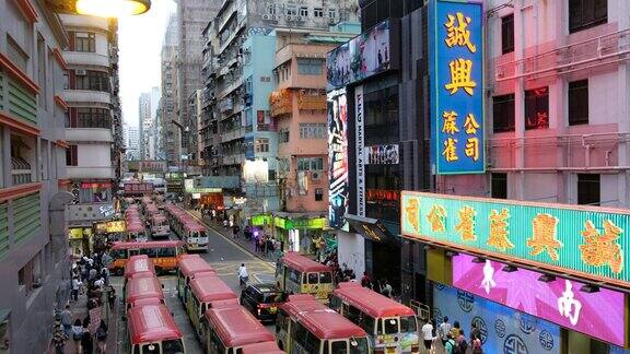 在香港旺角区繁忙街道上的小巴