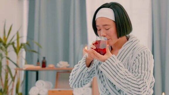 一个年轻女人在水疗中心喝着茶的4k视频