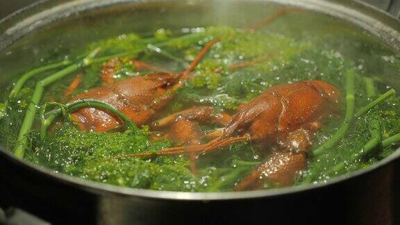 用平底锅烹制美味小龙虾