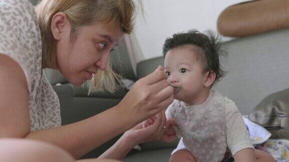 亚洲小男孩吃婴儿食品的特写