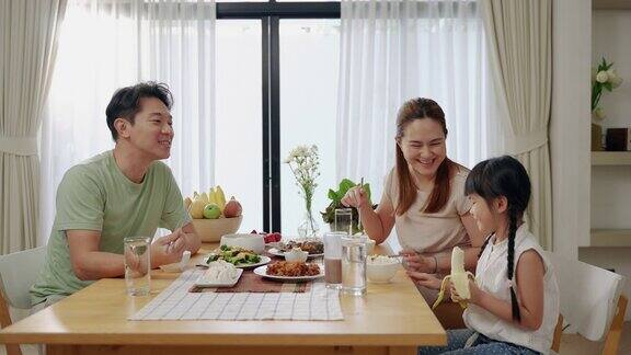 亚洲家庭在厨房里的餐桌上吃早餐家庭关系