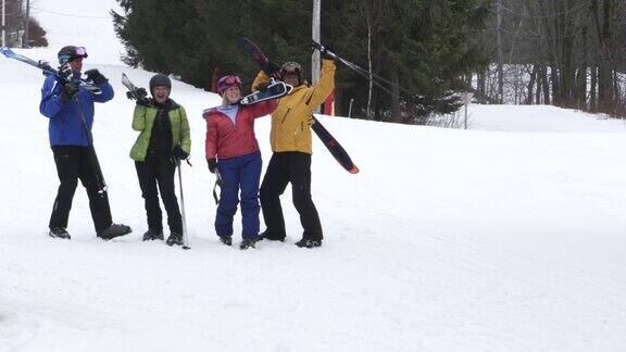 滑雪胜地的四个老朋友