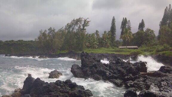 大浪淘沙在夏威夷毛伊岛的哈纳海岸撞击熔岩的特写镜头4K60FPS慢动作