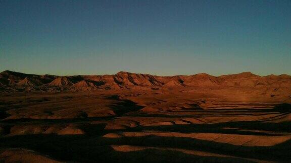无人机全景美国西部沙漠在日落地平线和辉煌的科罗拉多在黄金时间4K视频系列