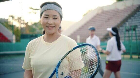 积极的老年人准备一起打网球