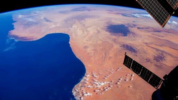 飞越地球表面的飞行从空间站拍摄