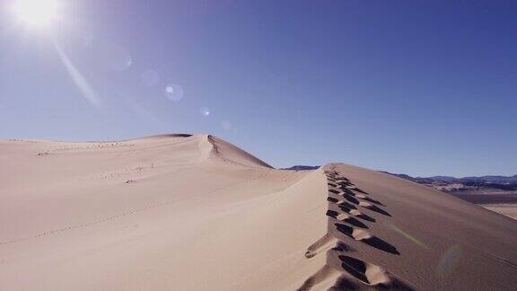 脚印在荒芜荒芜的沙漠里