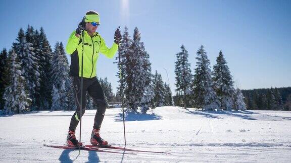 越野滑雪运动员赛前热身和伸展运动
