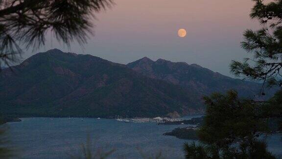 山和海的满月