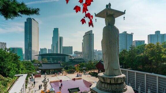 在韩国首尔的江南区秋日的奉子寺大佛和红色枫叶的背面时间流逝