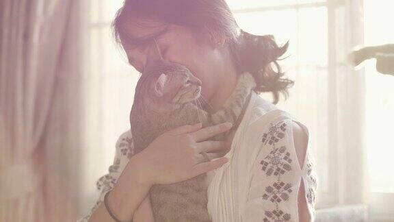 猫抱着她的女人