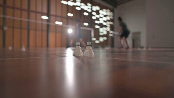 亚洲中国羽毛球运动员在羽毛球场上进行低角度耐力训练