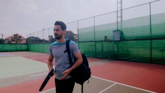 中东男子走进网球场的慢镜头