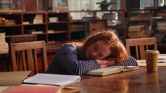 疲惫的学生在图书馆睡觉