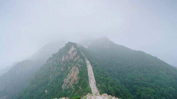 夏天的中国长城自然风光有雾放大镜头(延时)