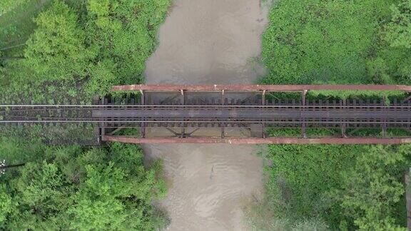 上面的铁路轨道和生锈的桥梁建设4K航拍视频