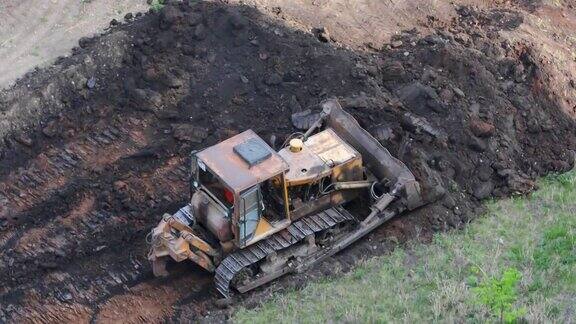 拖拉机用铲斗把土堆成一个大堆