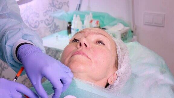 女人正在接受整容注射特写在美容院的女人整形外科诊所