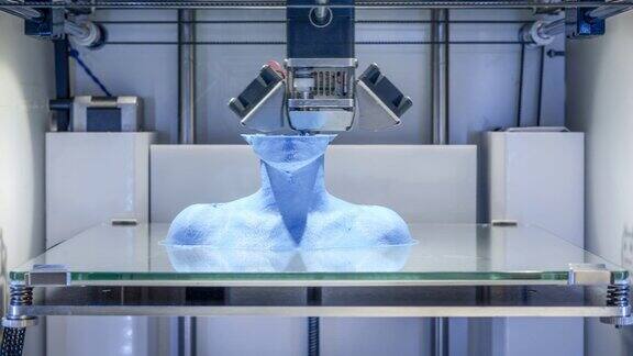 工作3D打印机打印人体半身像象征人工智能和工业4.0