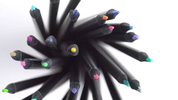 锐化的多色绘图铅笔的俯视图在一个圆圈中旋转一堆彩色铅笔俯视图特写