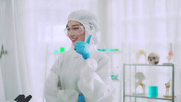 微笑的女科学家在现代实验室工作的肖像
